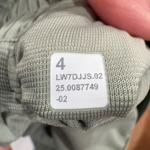 Lululemon Hotty Hot High-Rise Lined Short 2.5" Fog Green - Picture 8 of 9